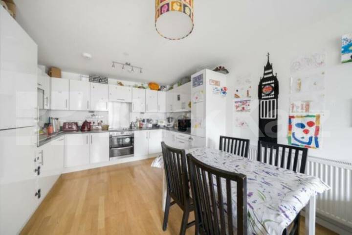 Modern Two-Bed Apartment in Central Park Development  in Greenwich Parkside Avenue SE10, Greenwich